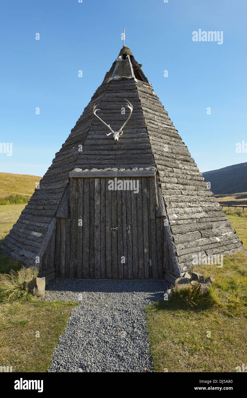 Monumento de madera cerca de Egilsstadir, dedicada a Hakon Adalsteinsson; Nordur-Mulasysla, Islandia Foto de stock