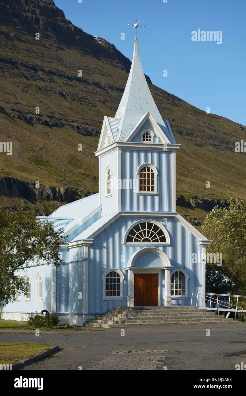 Azul de la Iglesia de Seyðisfjörður Anuncios; Seyðisfjörður Anuncios, Eastfjords de Islandia, Islandia Foto de stock