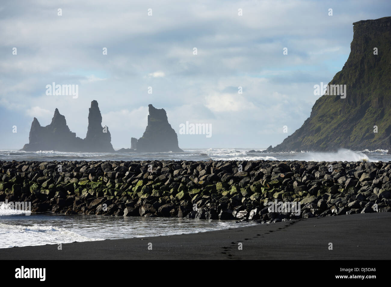 Pilas de basalto; Vik, Vestur-Skaftafellssysla Reynisdrangar, Islandia Foto de stock