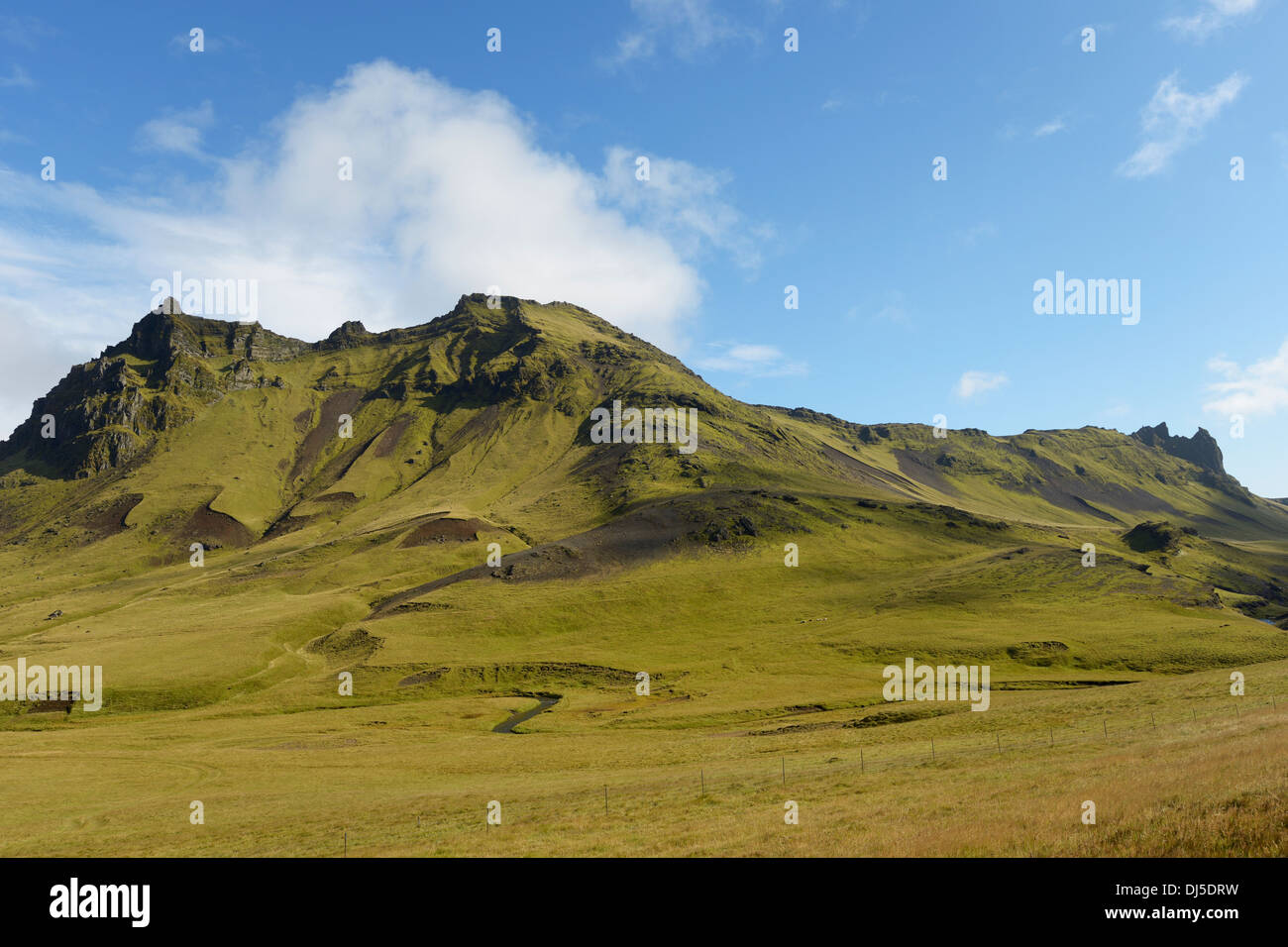 Una montaña con vistas a la aldea de Vik; Vik, Vestur-Skaftafellssysla, Islandia Foto de stock