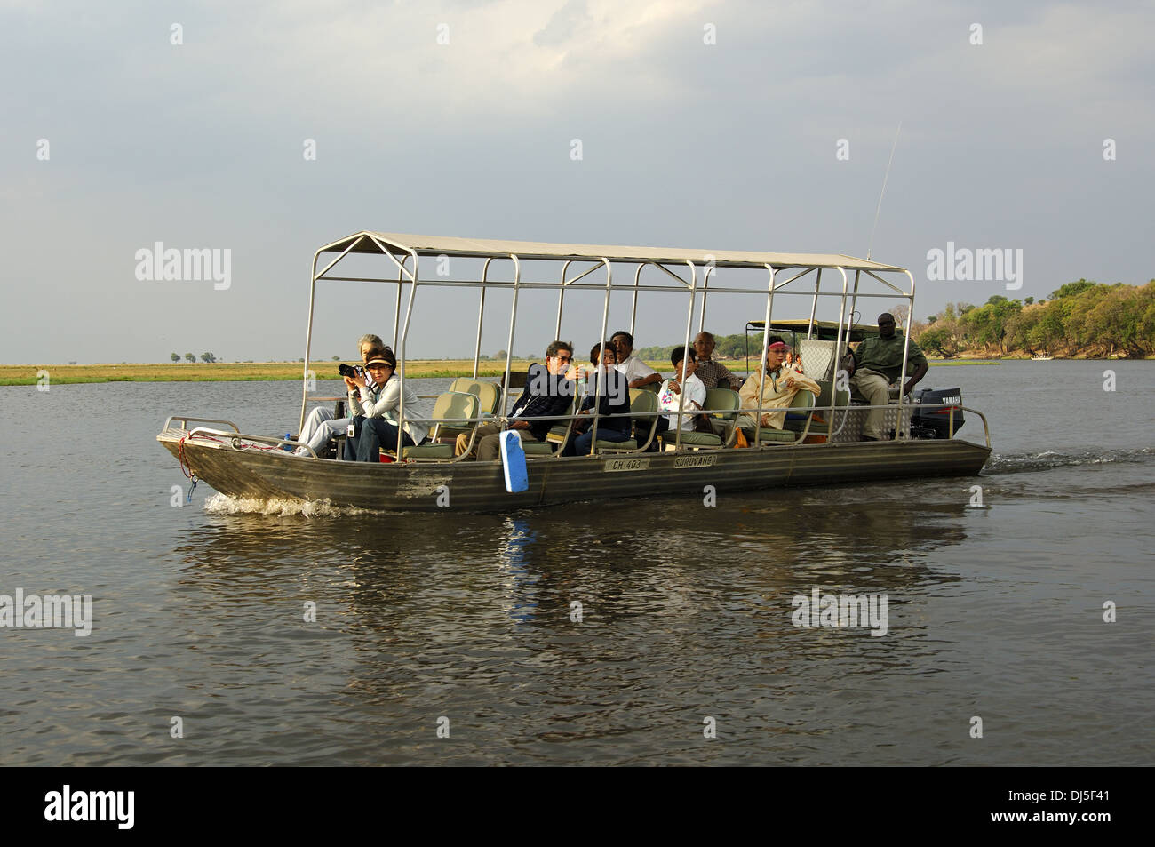 Los turistas japoneses en el río Chobe Foto de stock