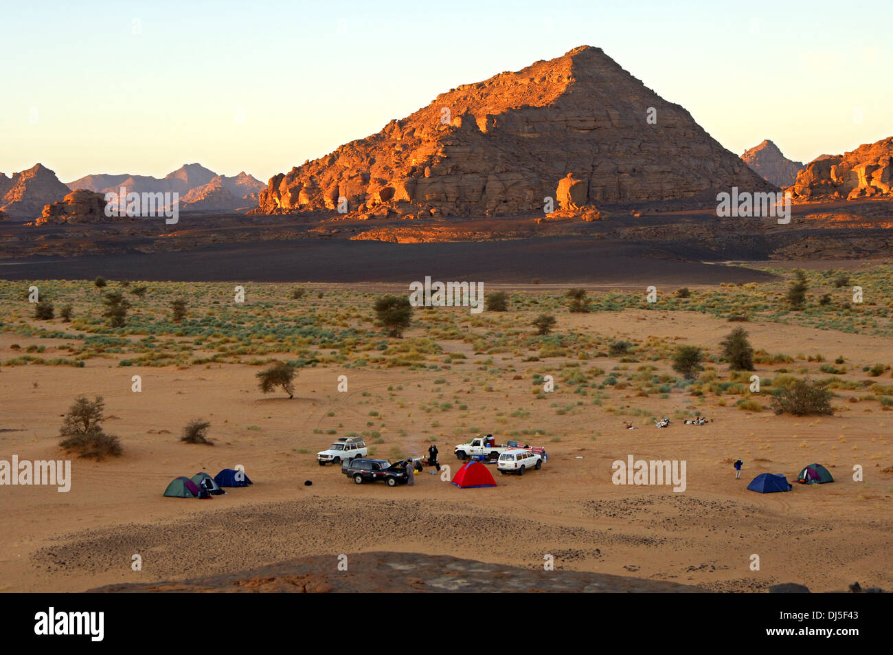 Sitio de campamento en las montañas Acacus, Sahara Foto de stock
