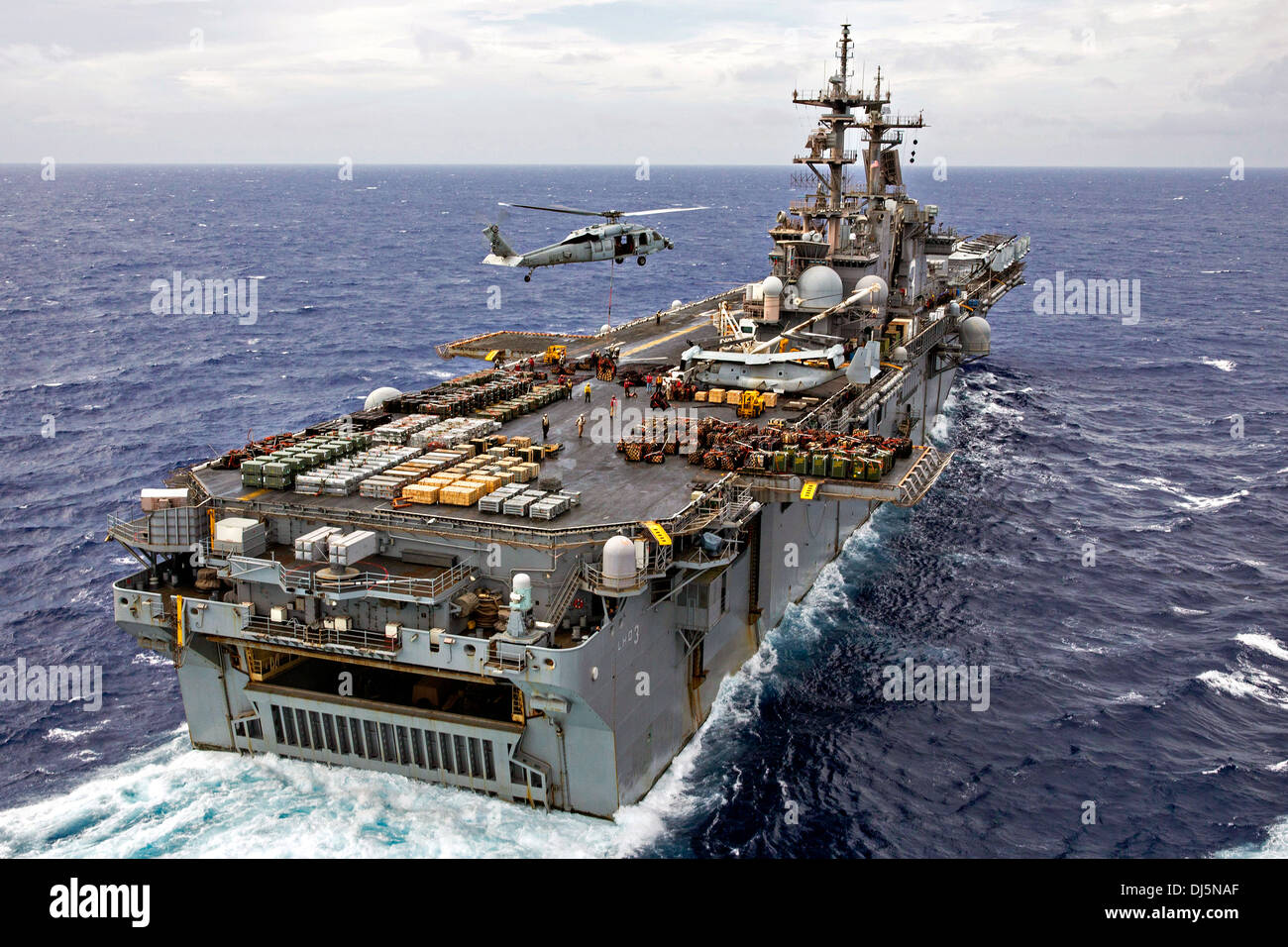 La Marina de EE.UU. buque de asalto anfibio USS Kearsarge realiza una descarga de municiones, el 30 de octubre de 2013 en el Océano Atlántico. Foto de stock