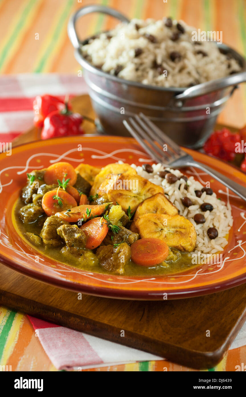 Cabra curry con arroz y guisantes gungo. Comida de Jamaica Foto de stock