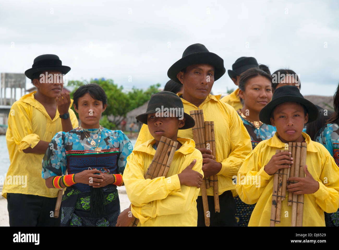 Los indios Kuna de Panamá en la costa Fotografía de stock Alamy