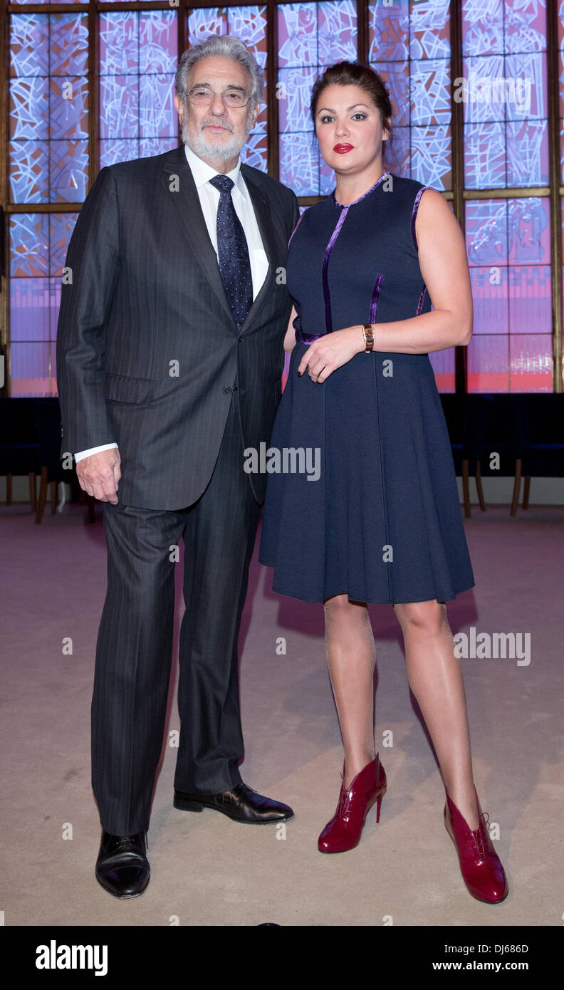 Berlín, Alemania. 22 Nov, 2013. Los cantantes de ópera Plácido Domingo y Anna Netrebko plantean durante una conferencia de prensa acerca de la ópera 'Il Trovatore' en el Schiller Theater en Berlín, Alemania, el 22 de noviembre de 2013. La ópera se estrenará el 23 de Novmeber 2013. Foto: JÖRG CARSTENSEN/dpa/Alamy Live News Foto de stock