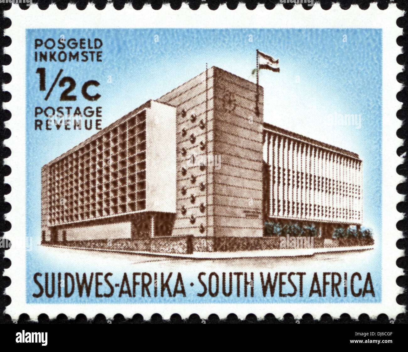 Sello del Africa Sudoccidental ½c con edificio público de fecha 1961 Foto de stock