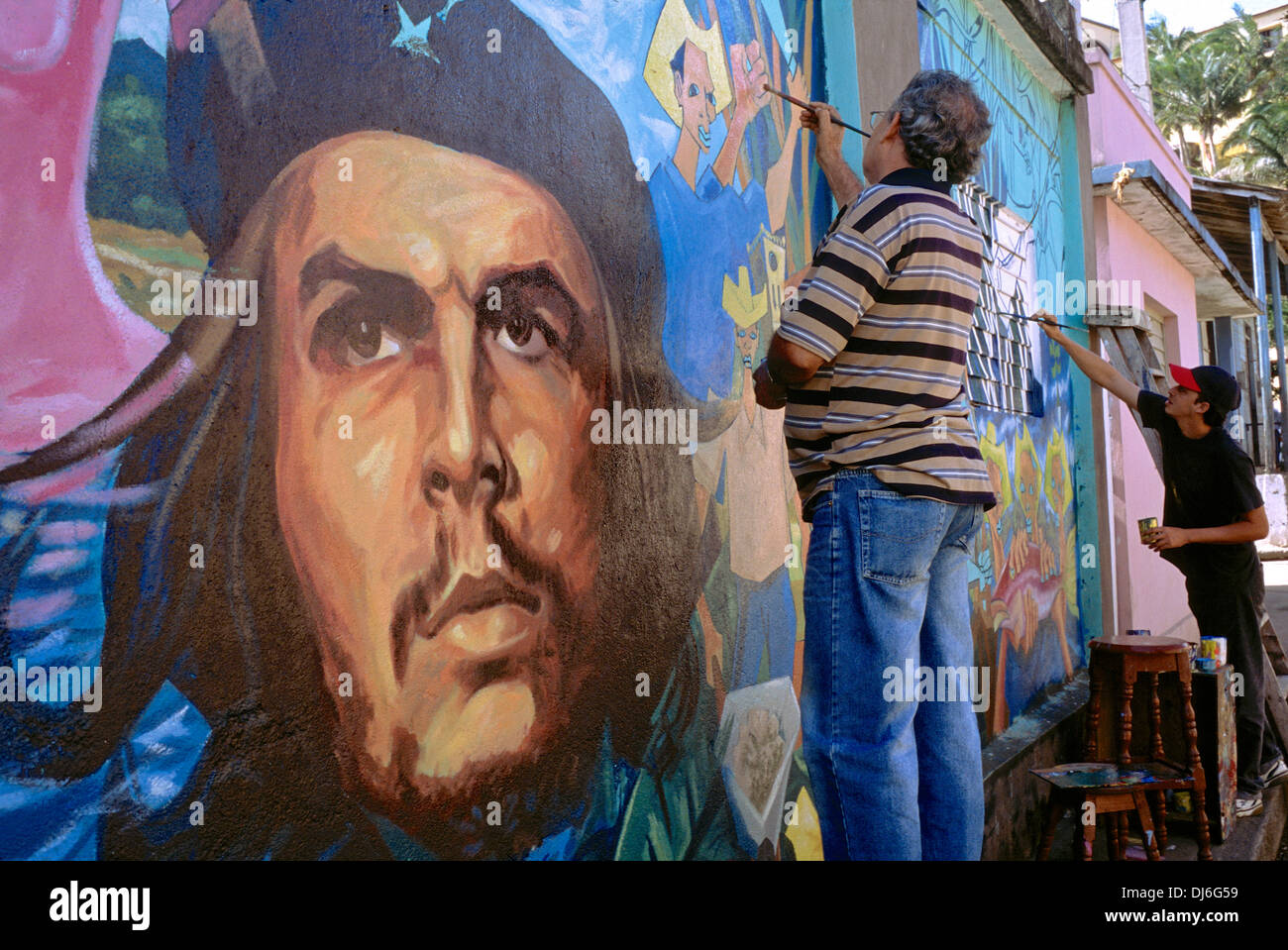 Artista cubano e hijo de pintura mural del Che Guevara Foto de stock