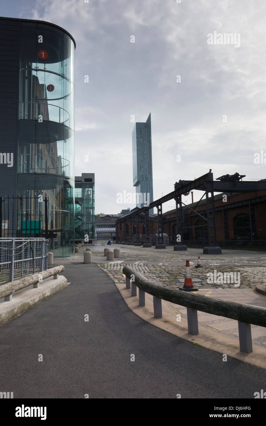 Beetham Tower y el museo de Manchester de la ciencia y la industria. Foto de stock