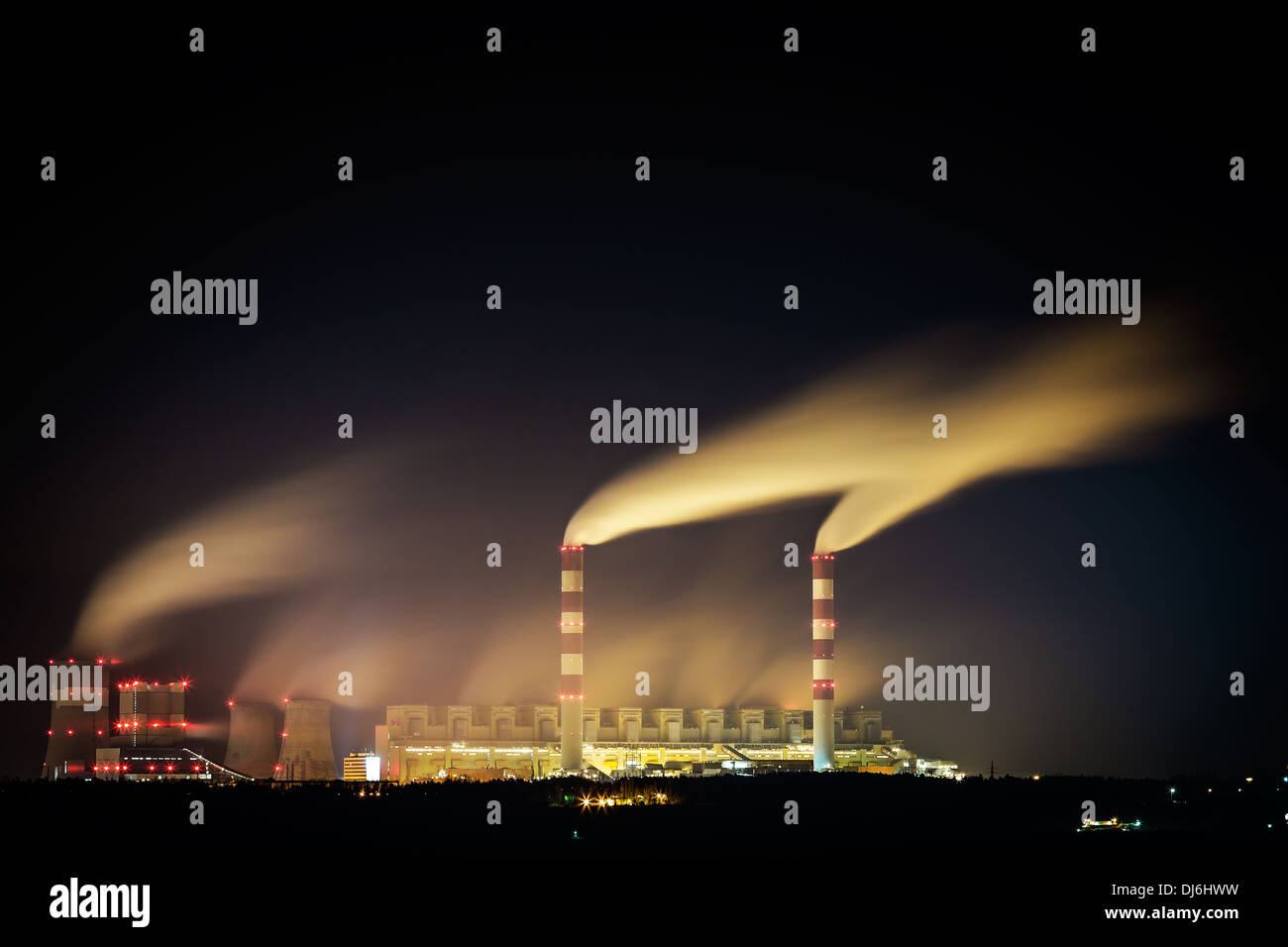 La estación de energía de carbón y la noche - El Belchatow de Polonia. Foto de stock