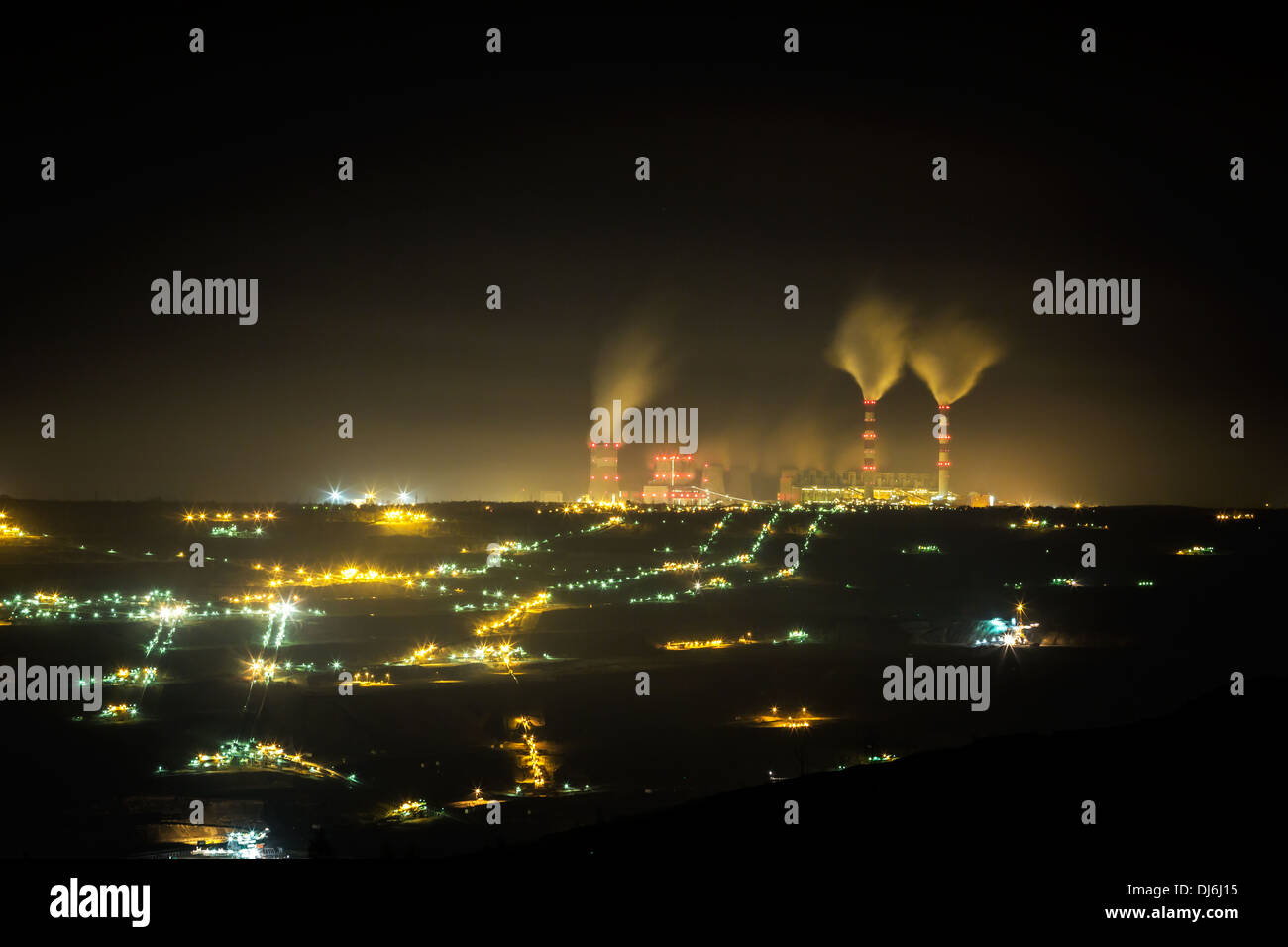 La estación de energía de carbón y la noche - El Belchatow de Polonia. Foto de stock