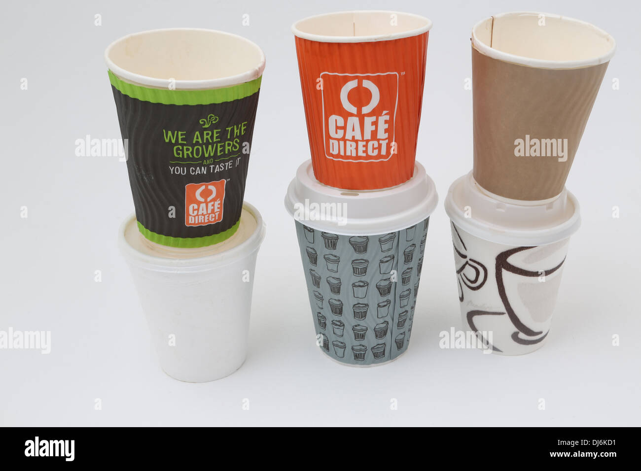 Una colección de tazas de papel y una taza de poliestireno Fotografía de  stock - Alamy