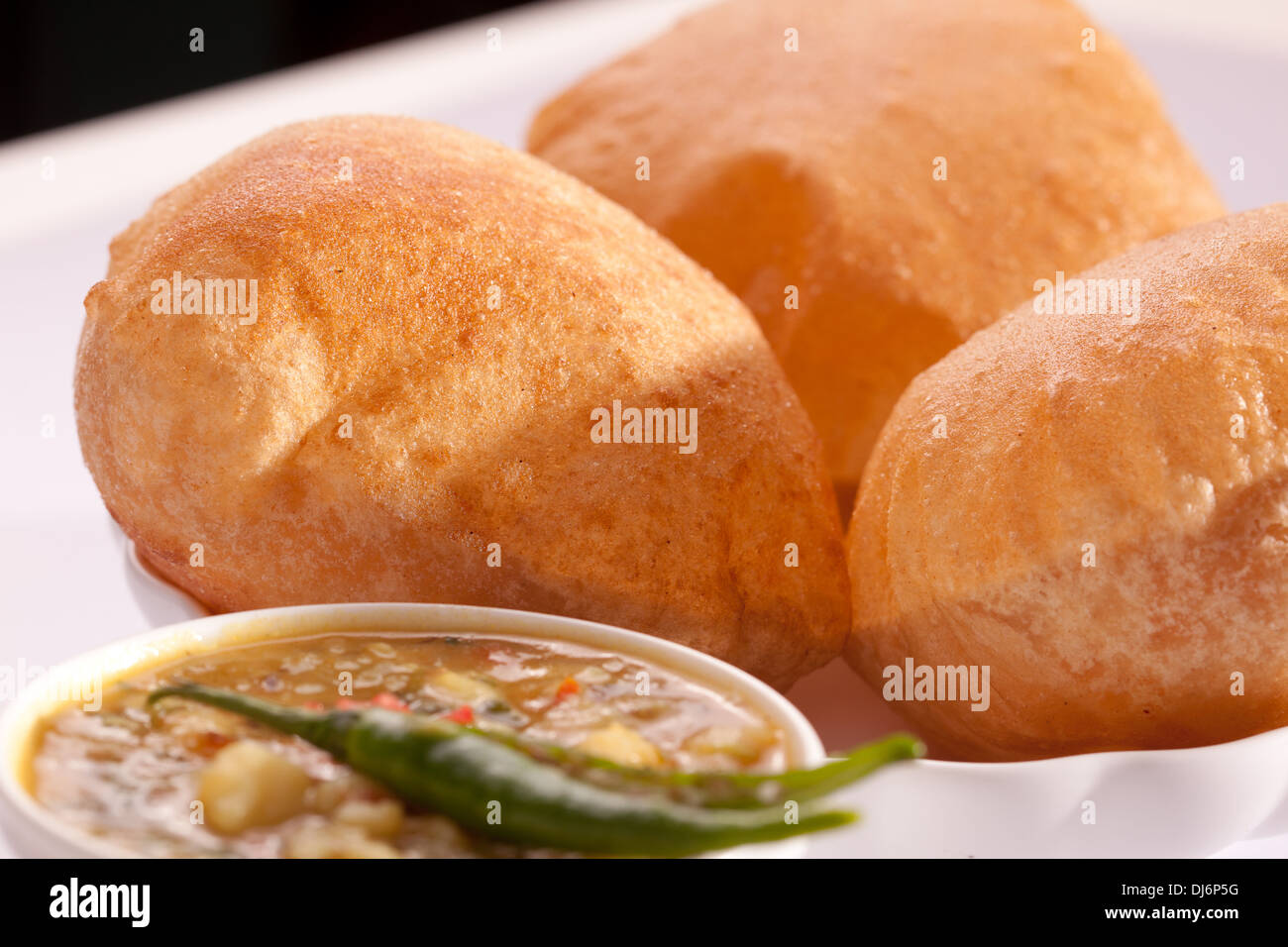 - Puri Puri es un clásico tradicional indio Pan saboreó con papas saag Foto de stock