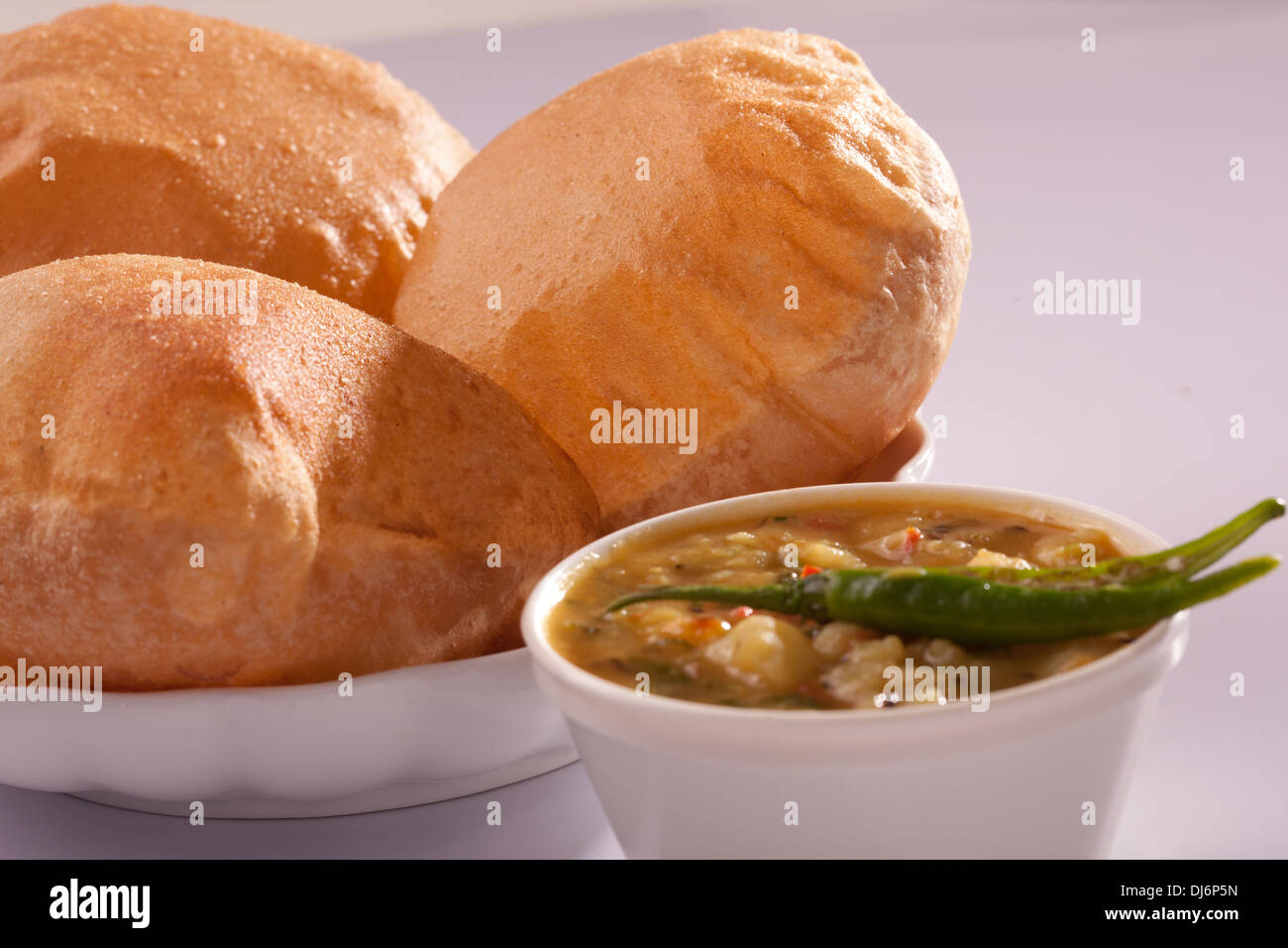 - Puri Puri es un clásico tradicional indio Pan saboreó con papas saag Foto de stock