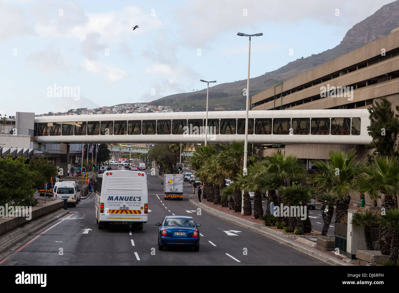 Sudáfrica, Cape Town. Pasarela peatonal, la estación de tren. Foto de stock