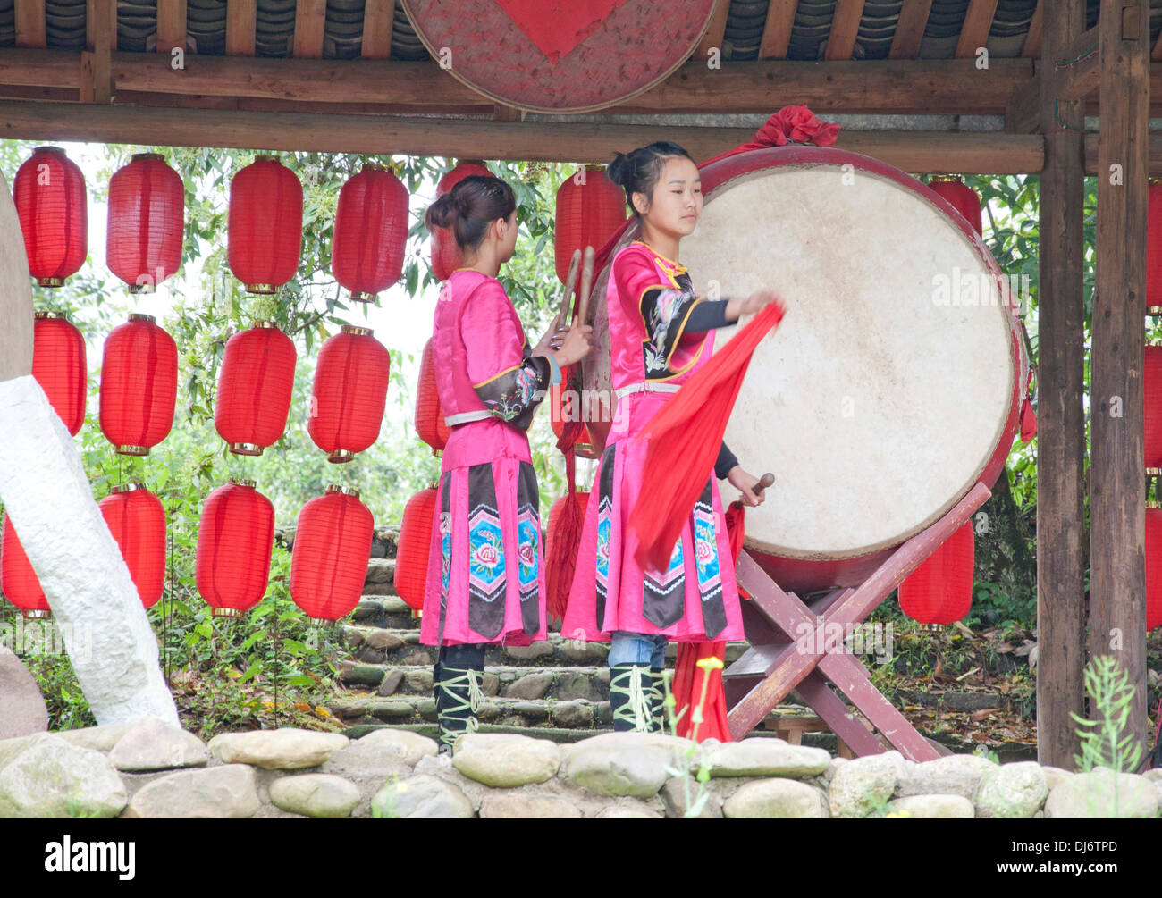 Las niñas son la minoría china Guilin ronroneo Foto de stock