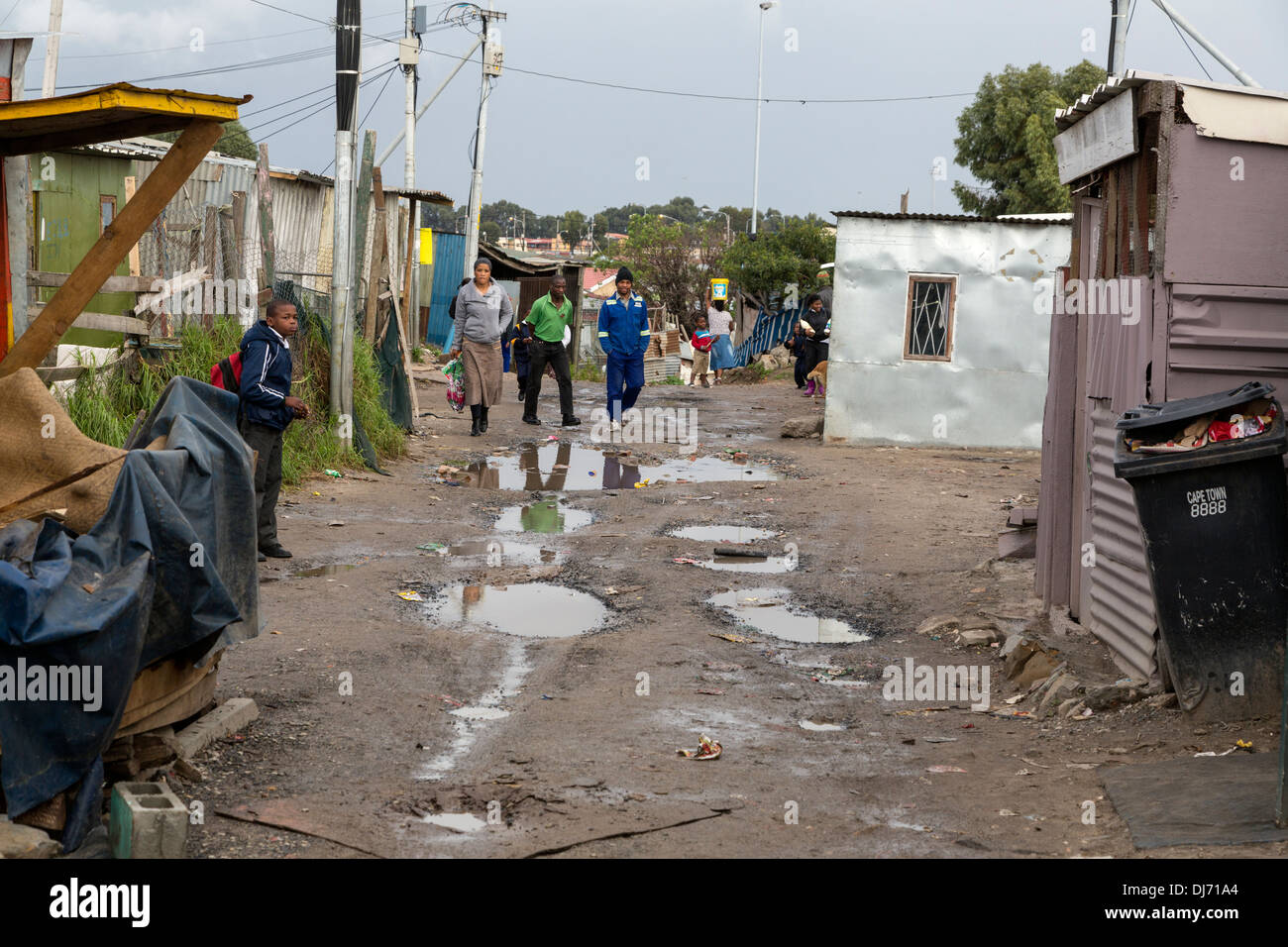 Sudáfrica, Ciudad del Cabo, en la calle, a través de la zona de bajos ingresos de Guguletu Township. Foto de stock