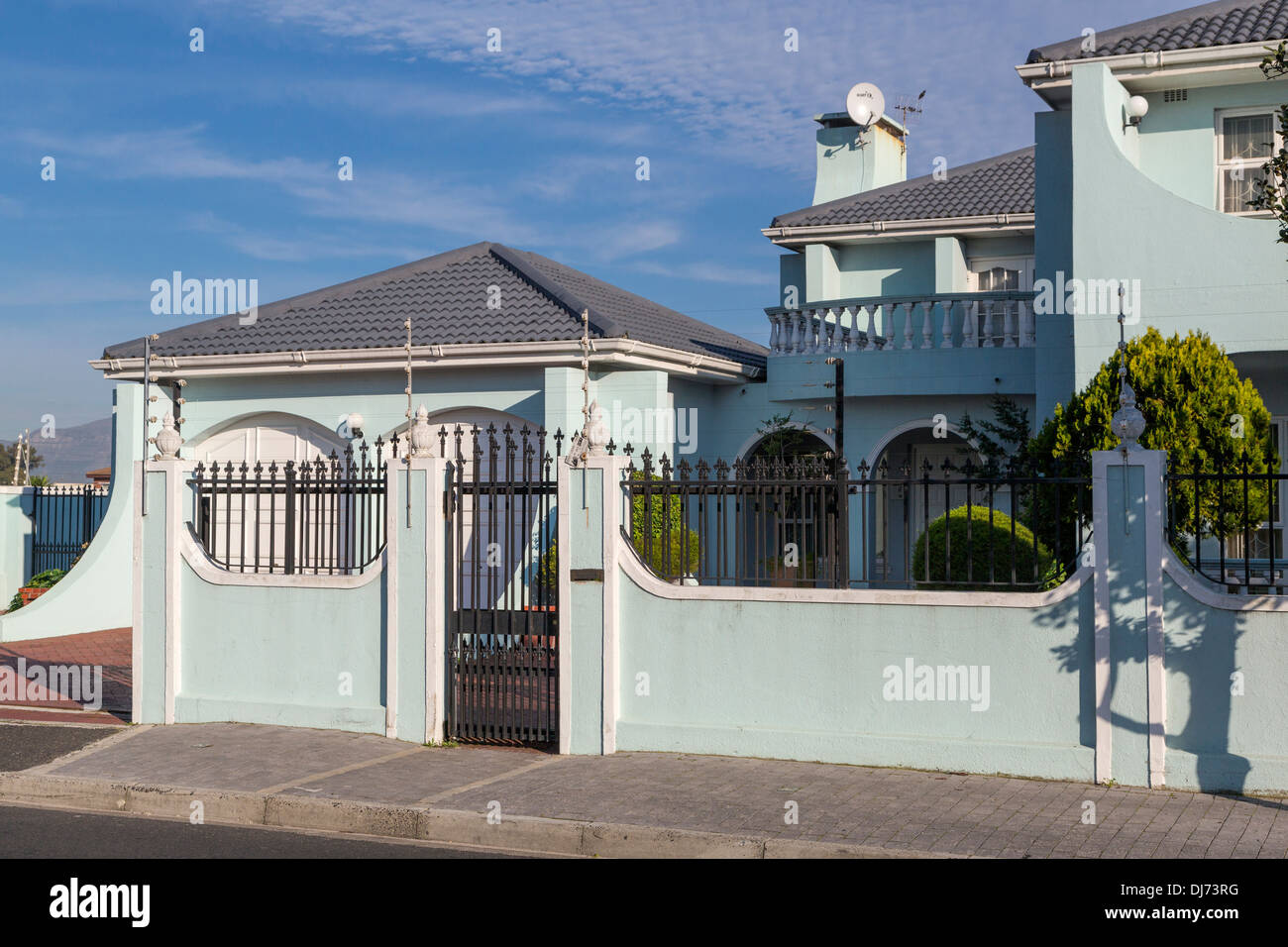 Sudáfrica, Cape Town, Athlone suburbio. Cables de alarma de seguridad en la cima de la muralla que rodea la casa de clase superior. Foto de stock