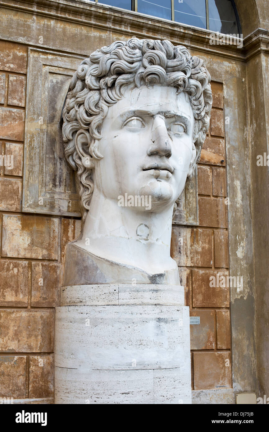 Cabeza de una estatua romana gigante en el Museo del Vaticano, Roma