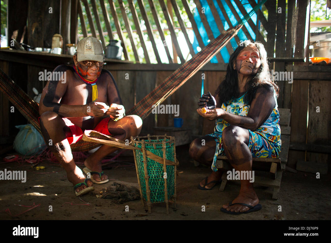 Mayo 3, 2013 - Poti-Kro, Pará, Brasil - Kopri Bepoti y su esposa son los dos ancianos de Poti-Kro. Es responsabilidad de los ancianos para pasar sobre la tribu mitos y cuentos. Los aldeanos no están dispuestos a compartir estas historias a los forasteros, porque son considerados "propiedad de los ancianos." Las personas viven en el Xikrin Bacaja, un afluente del río Xingu, donde la construcción de la represa Belo Monte está alcanzando picos de construcción. Algunos científicos advierten que el nivel del agua de la Bacaja disminuirá vertiginosamente debido a la presa. (Crédito de la Imagen: © Taylor Weidman/Cable/ZUMAPRESS.com) Zuma. Foto de stock