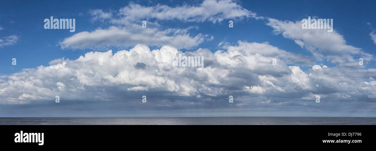 Nubes sobre la costa de North Yorkshire Foto de stock
