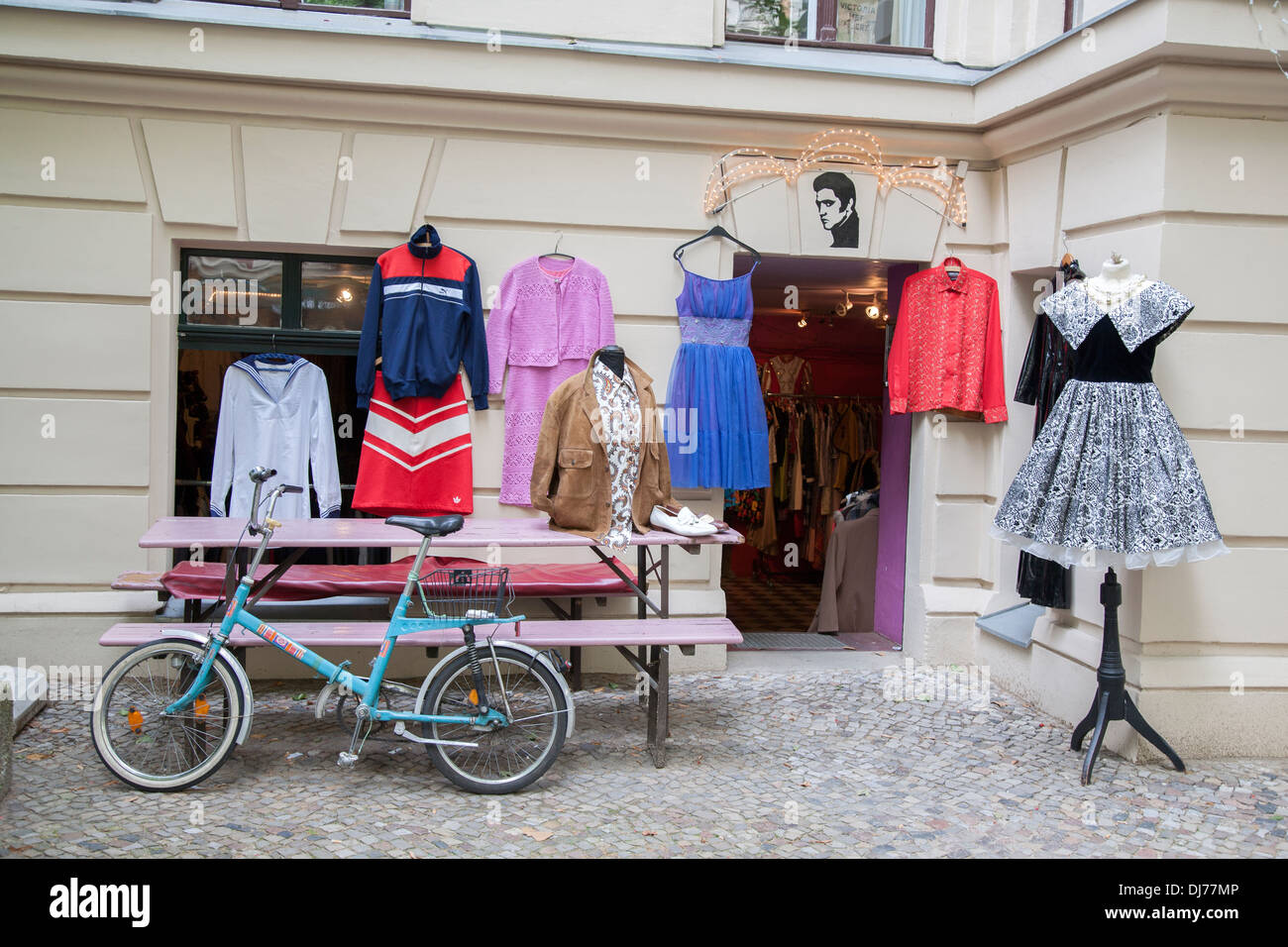 Tienda de ropa retro, barrio de Prenzlauer Berg Berlín, Alemania Fotografía de stock -