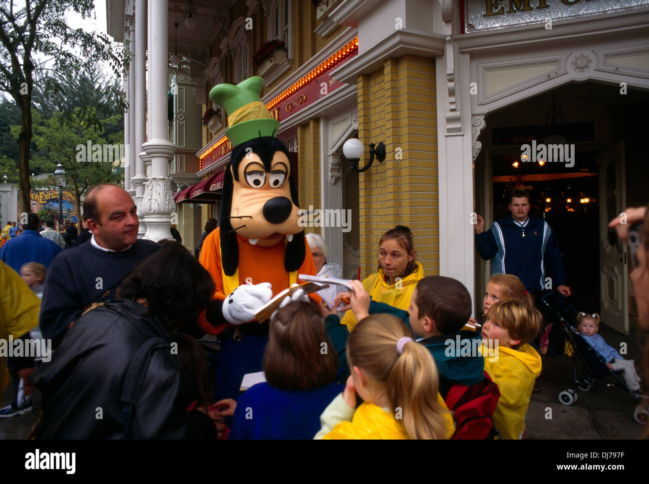 Francia Paris Eurodisney Goofy firmando autógrafos Foto de stock
