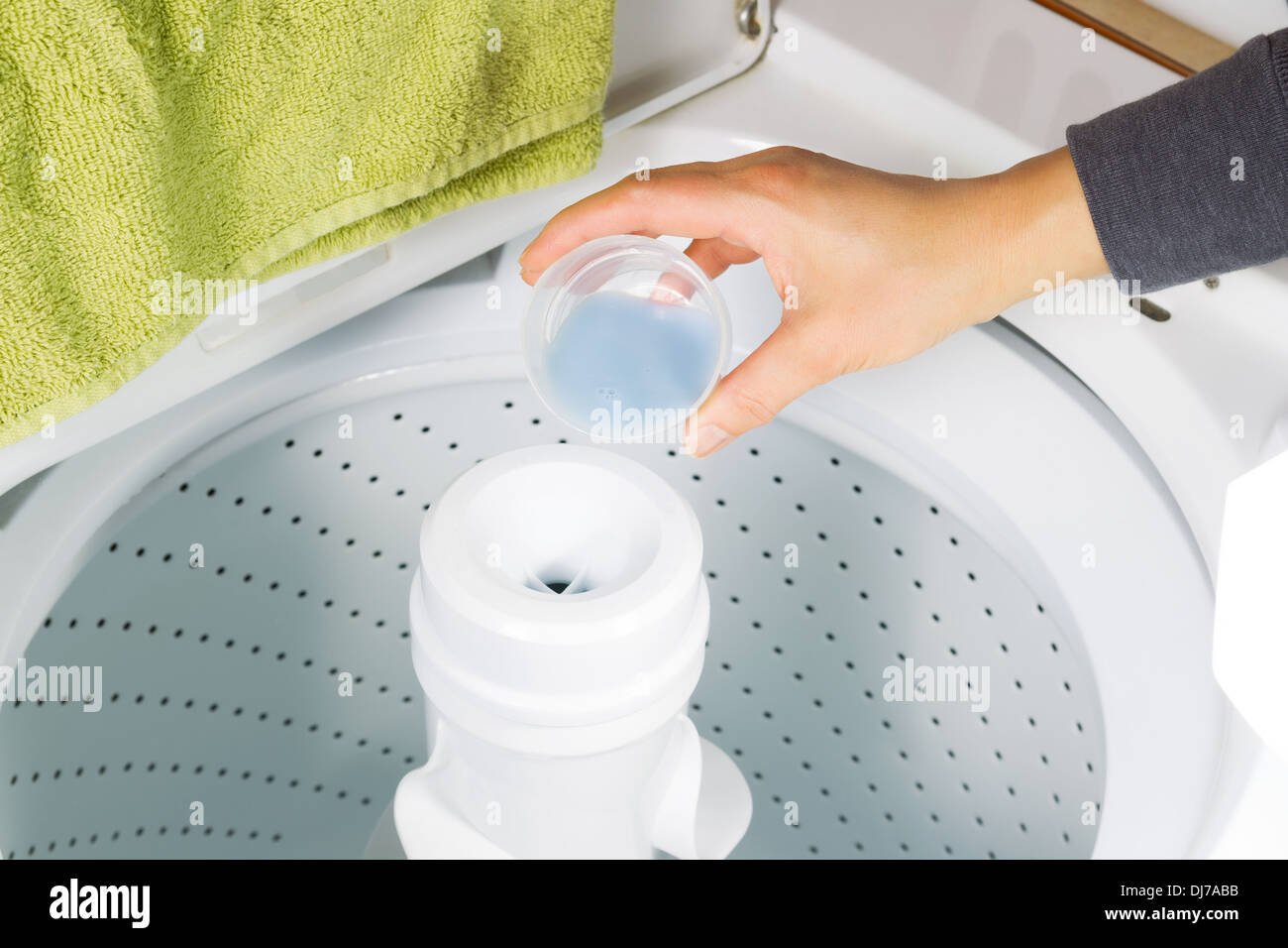 Foto horizontal lado femenino poner jabón líquido para lavar la ropa en la  lavadora Fotografía de stock - Alamy