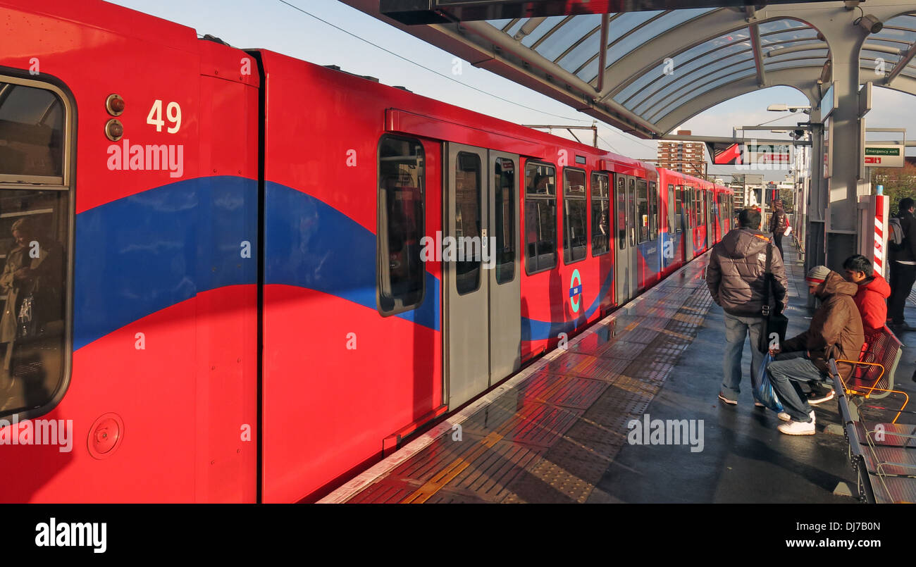 Tren rojo en Shadwell DLR station East London Inglaterra Foto de stock