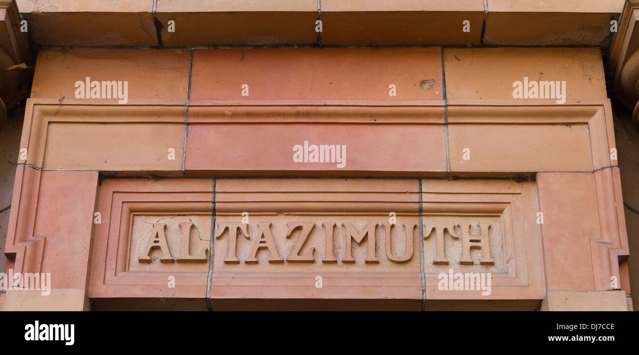 Mampostería tallados con la palabra ALTAZIMUTH en estilo Art Deco, en la entrada a un edificio que alberga un telescopio de Greenwich Foto de stock