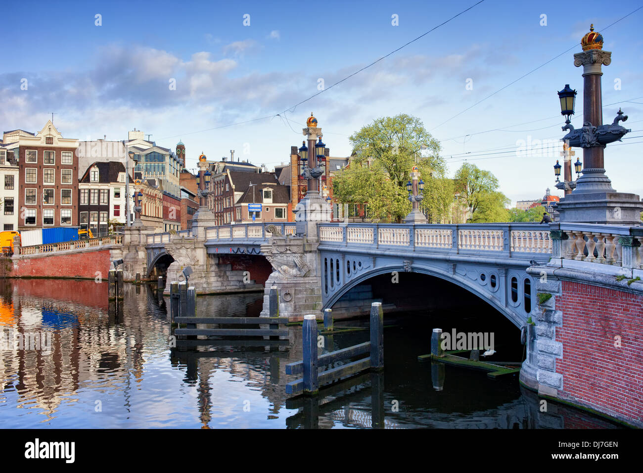 Blue Bridge (en holandés: Blauwbrug) sobre las aguas del río Amstel, en la ciudad de Amsterdam, Países Bajos. Foto de stock