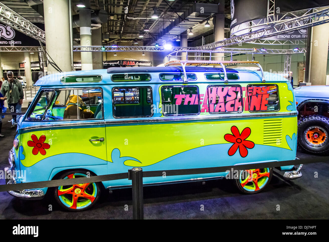 Un Volkswagen Combi pintado como el misterio de la Maquina Scooby Doo  cartoon en el Los Angeles Auto show 2013 Fotografía de stock - Alamy
