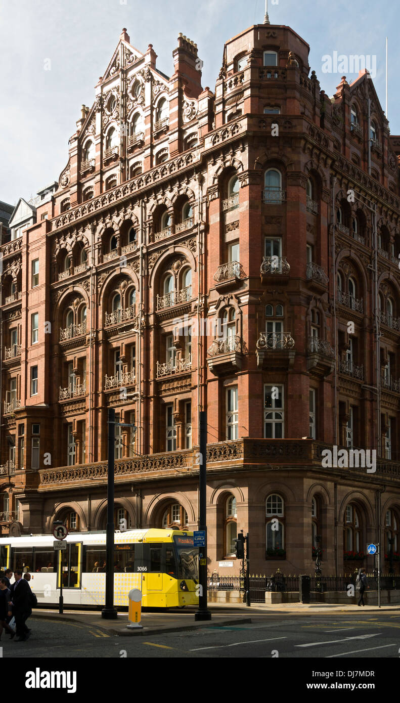El Hotel Midland con el paso de un tranvía Metrolink, Bajar Mosley Street, Manchester, Inglaterra, Reino Unido. Foto de stock