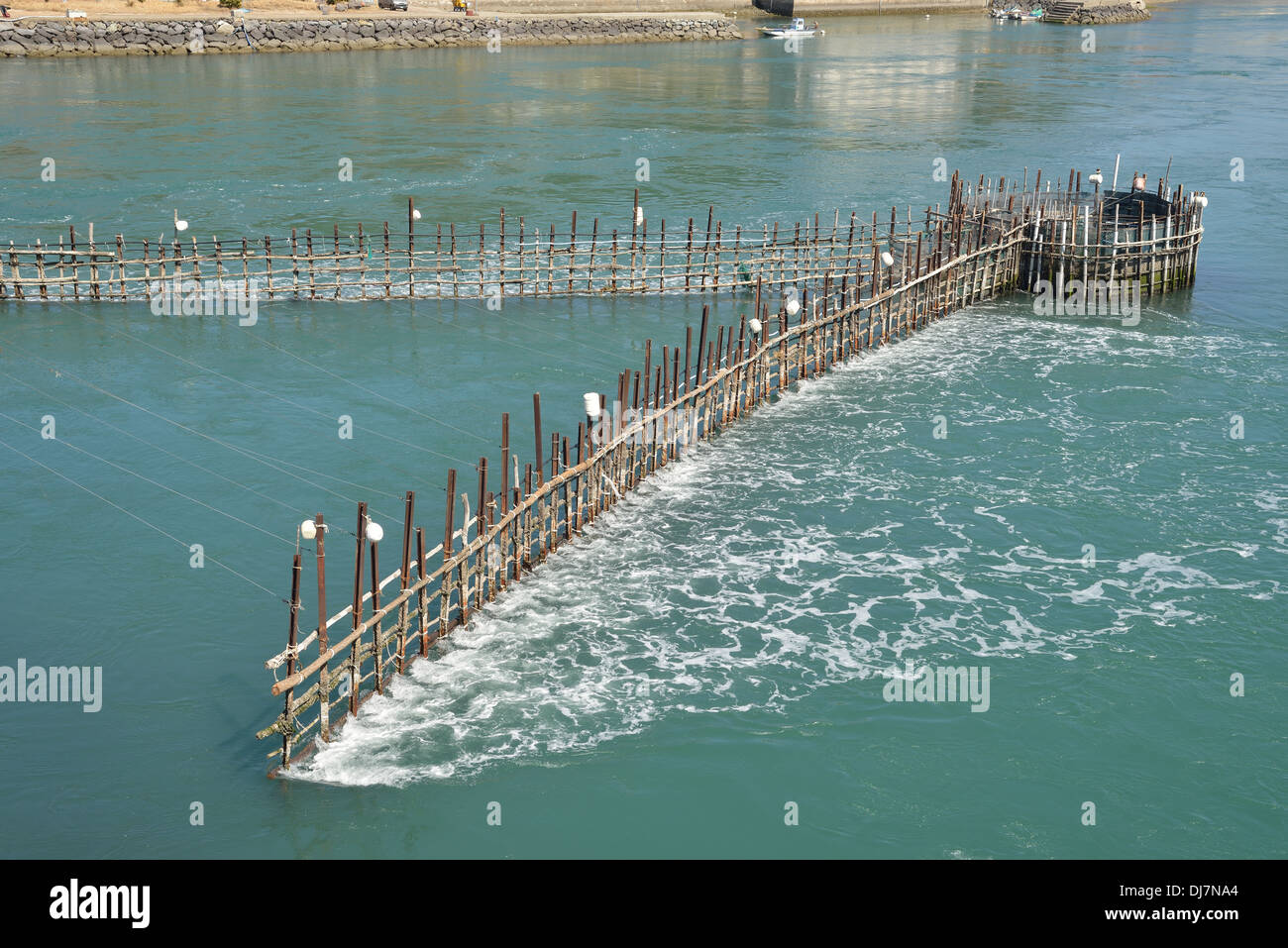 Método Tradicional Coreano para la pesca de la anchoa por el flujo de agua de mar Foto de stock