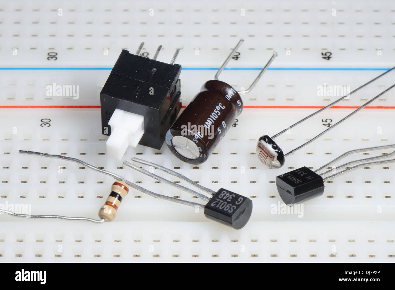 Componentes Electrónicos Y El Esquema Eléctrico Foto de archivo - Imagen de  bloque, radio: 12032298