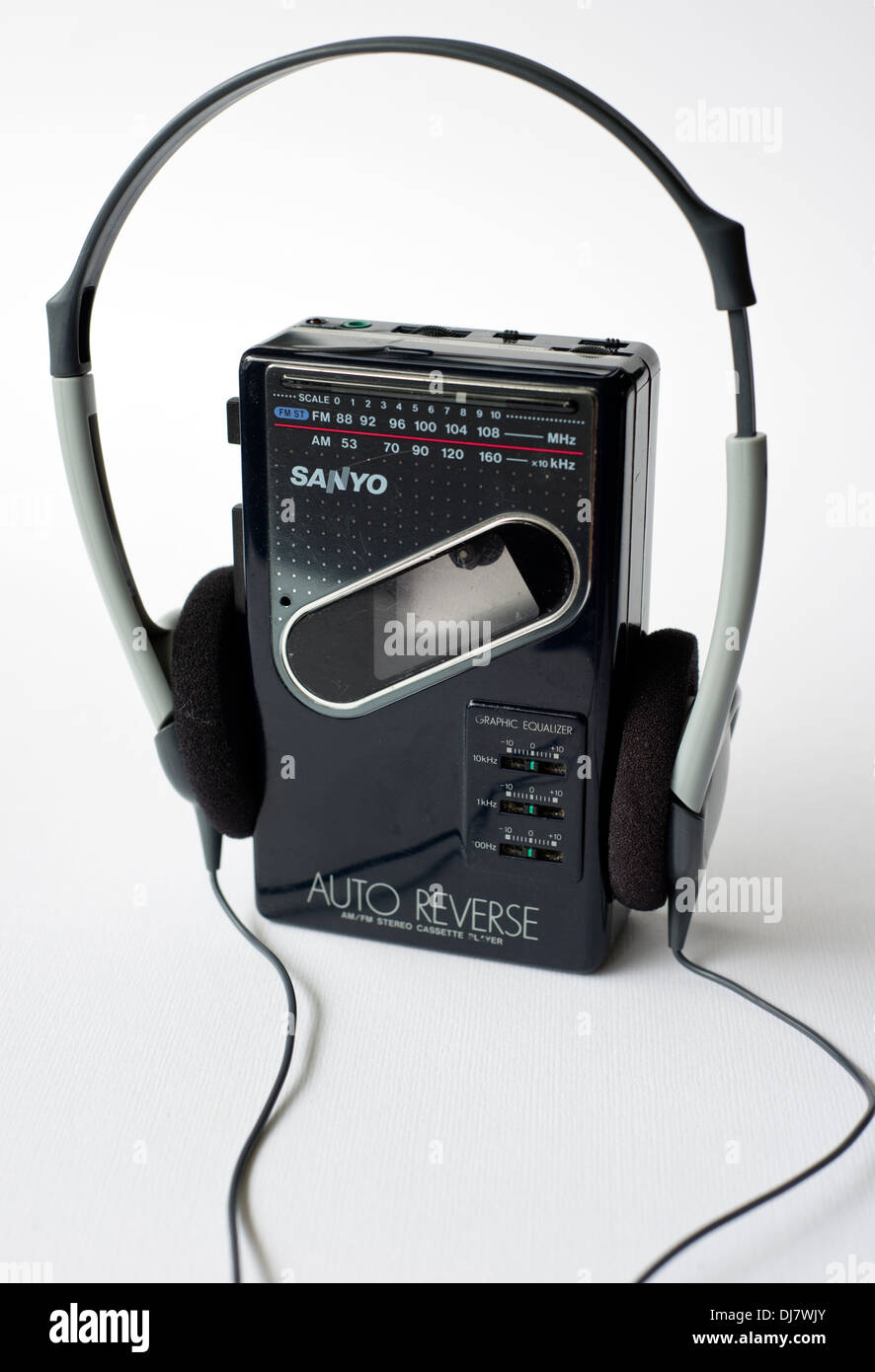 Un viejo Sanyo Walkman reproductor de casetes incluyen radio, junto con un par de auriculares, sobre un fondo blanco. Foto de stock