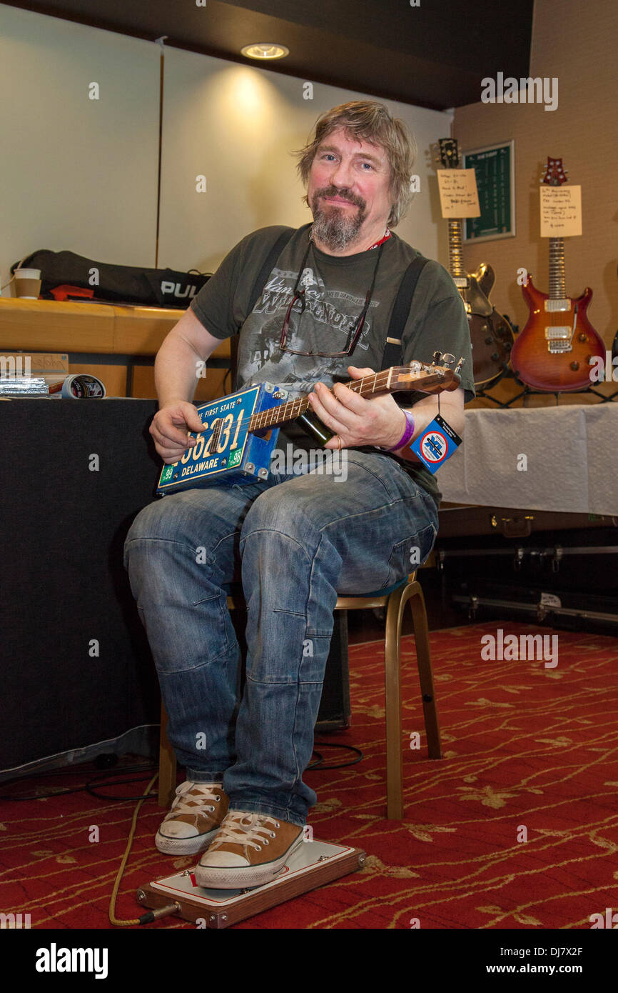 Chickenbone John Wormald artista musical tocando las tres guitarras de caja  de cigarros, hechas a mano en el Merseyside Guitar Show, Aintree 2013 . Uno  de los mayores espectáculos regionales del Reino