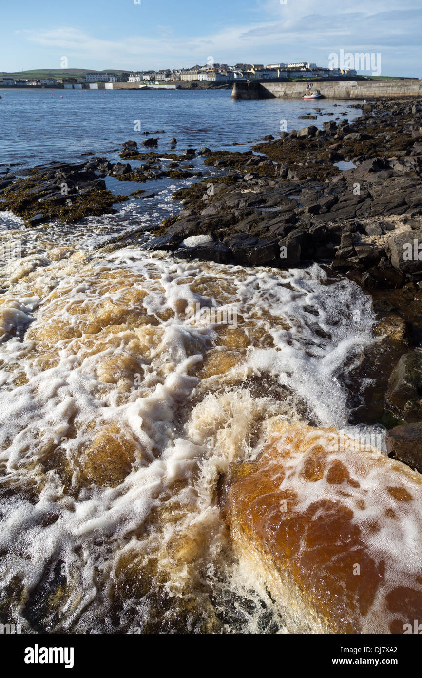 El agua sucia que entran a la bahía de Kilkee, Clare, Irlanda Foto de stock
