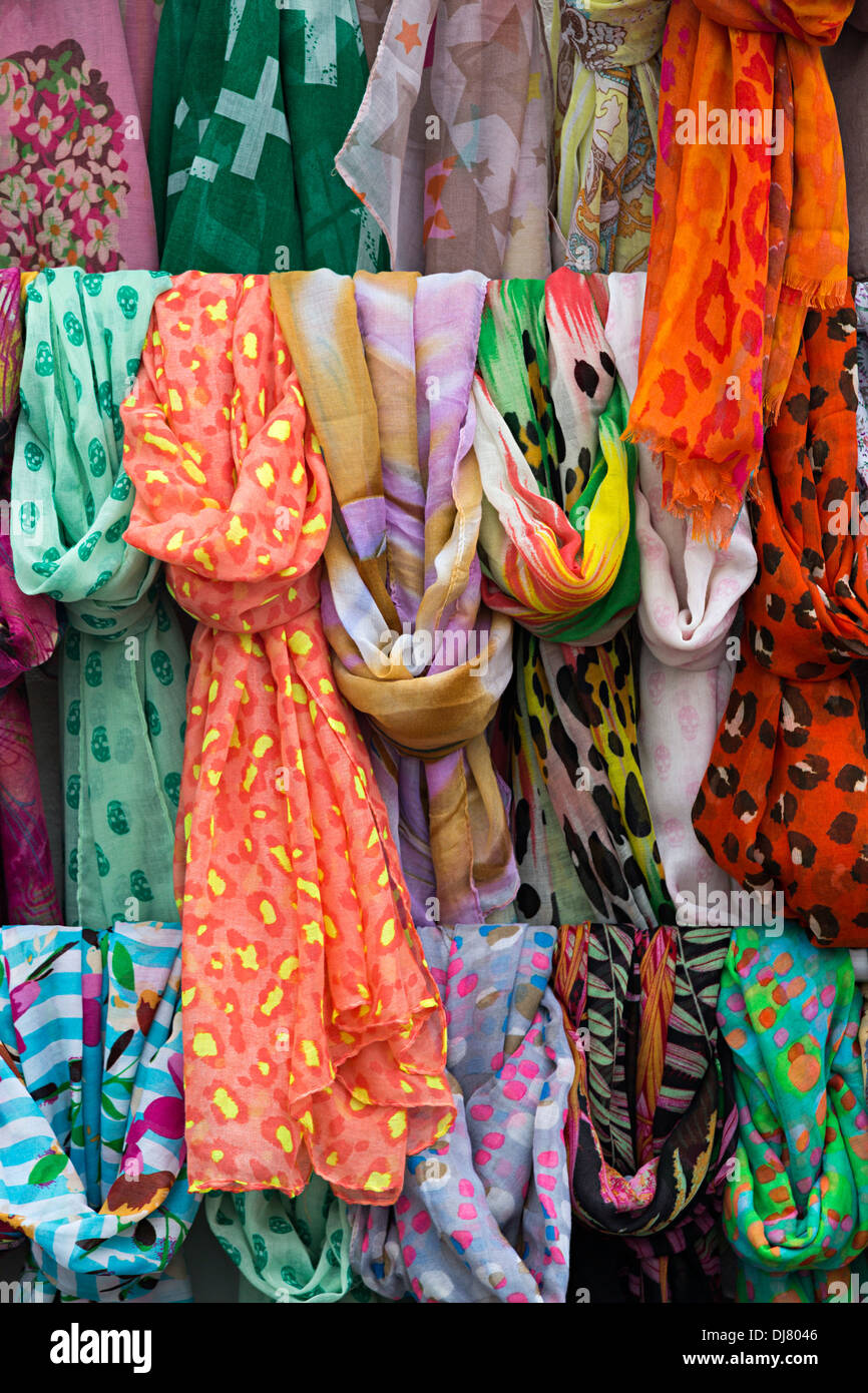 Pañuelos de seda a la venta en el mercado cala, Teguise, Lanzarote, Islas  Canarias, España Fotografía de stock - Alamy