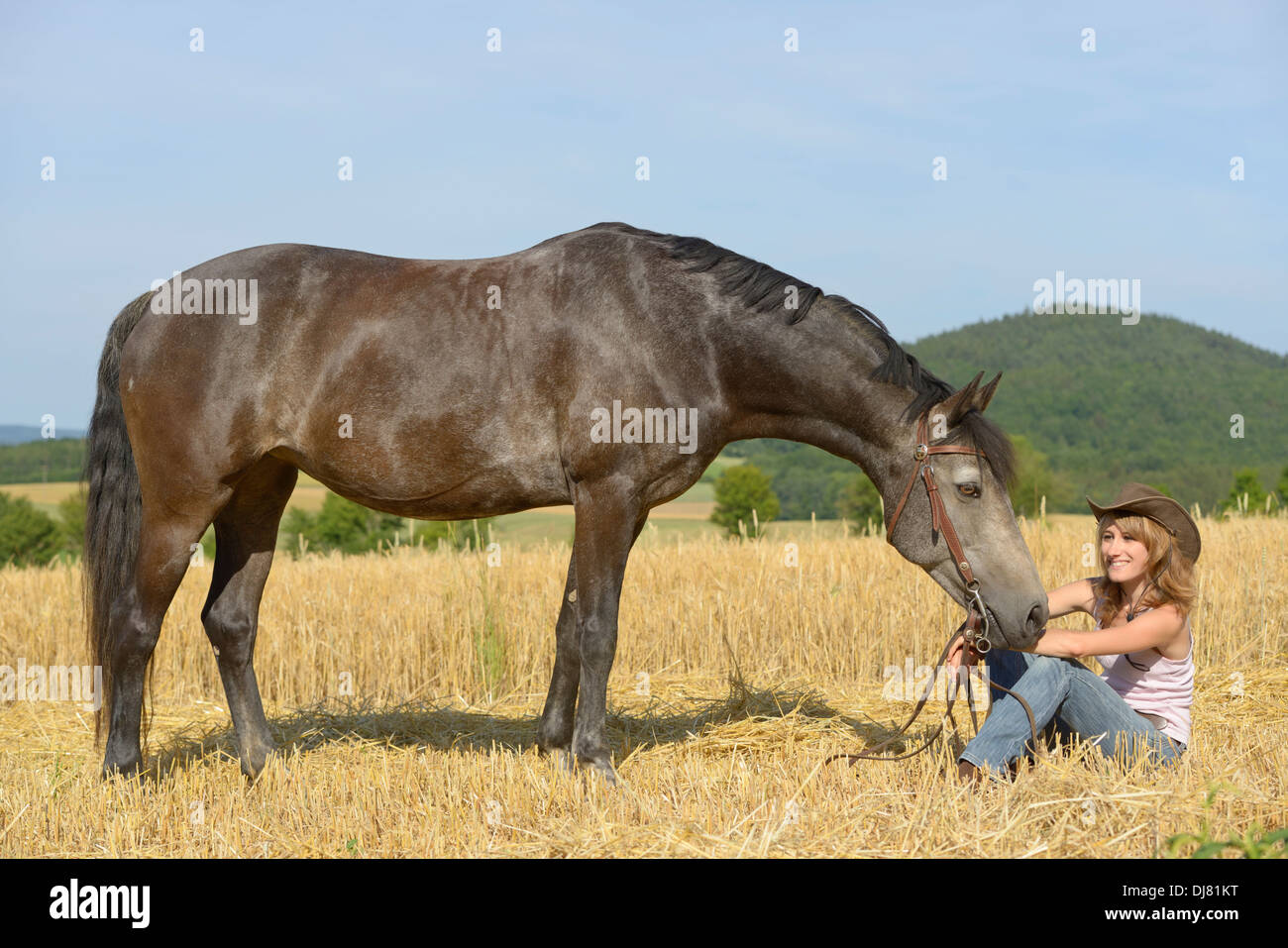 Mujer haciendo el amor con un pony