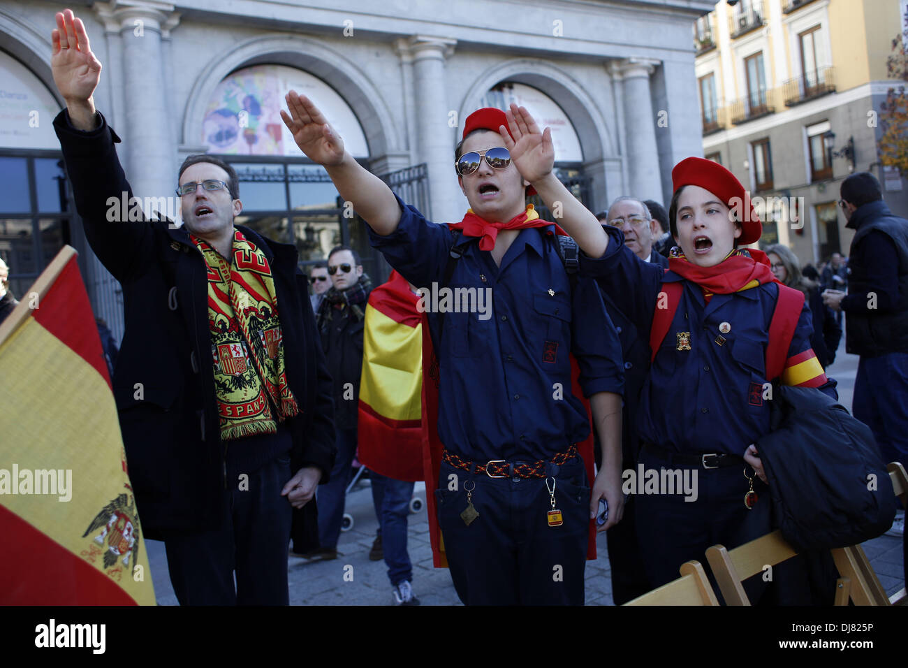 Madrid, España. 24 Nov, 2013. Los manifestantes y los niños vestidos de  traje de la falange hacen el saludo fascista como cantan ''El cara al sol''  durante una protesta que conmemora el
