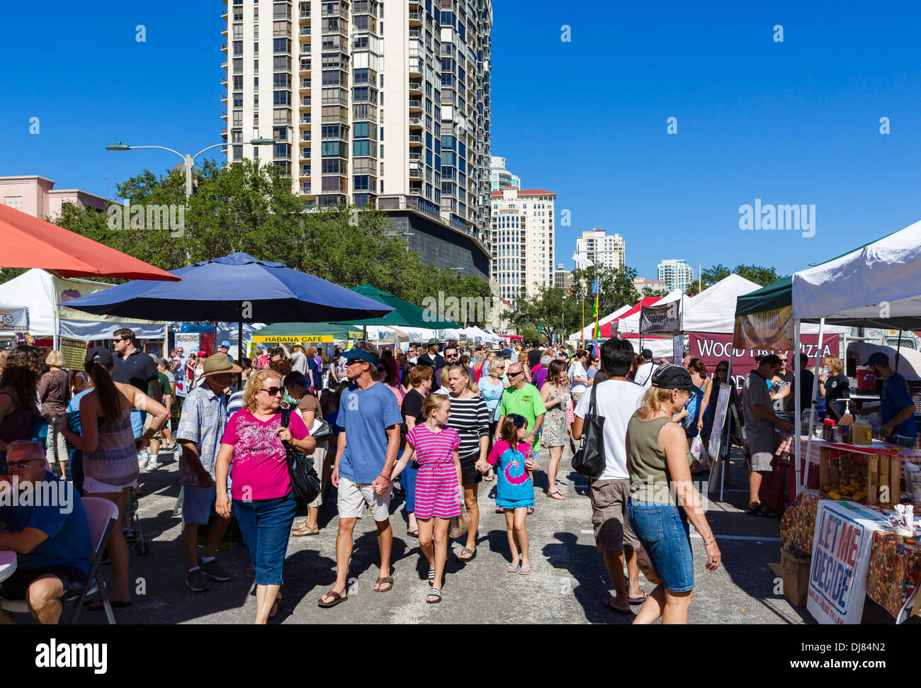 El sábado por la mañana, en el mercado de St Petersburg, Florida, EE.UU. Foto de stock