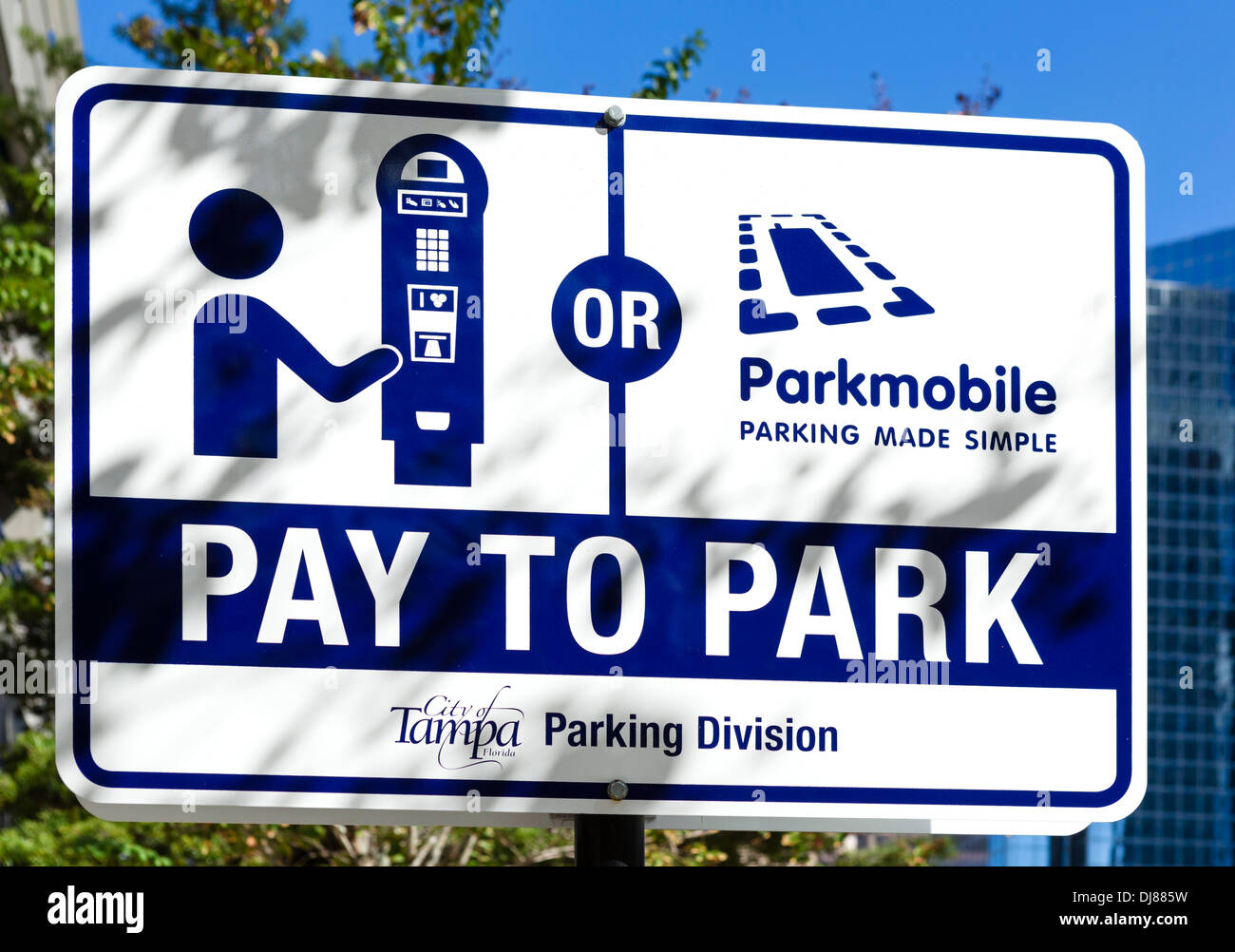 Pagar por aparcar firmar y centralizada del sistema de estacionamiento en la calle, en Tampa, Florida, EE.UU. Foto de stock