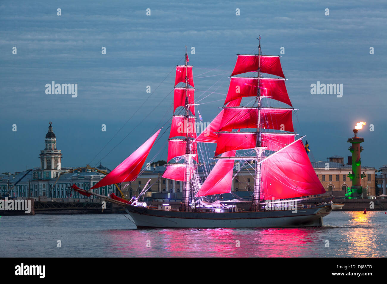 Celebración Scarlet Sails mostrar durante el Festival de las Noches Blancas de San Petersburgo, Rusia. Columnas rostral con fuego Foto de stock