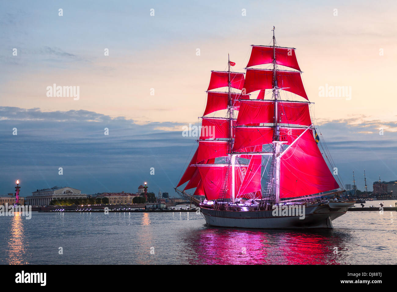 Celebración Scarlet Sails mostrar durante el Festival de las Noches Blancas  de San Petersburgo, Rusia. Barco entrando río Neva Fotografía de stock -  Alamy