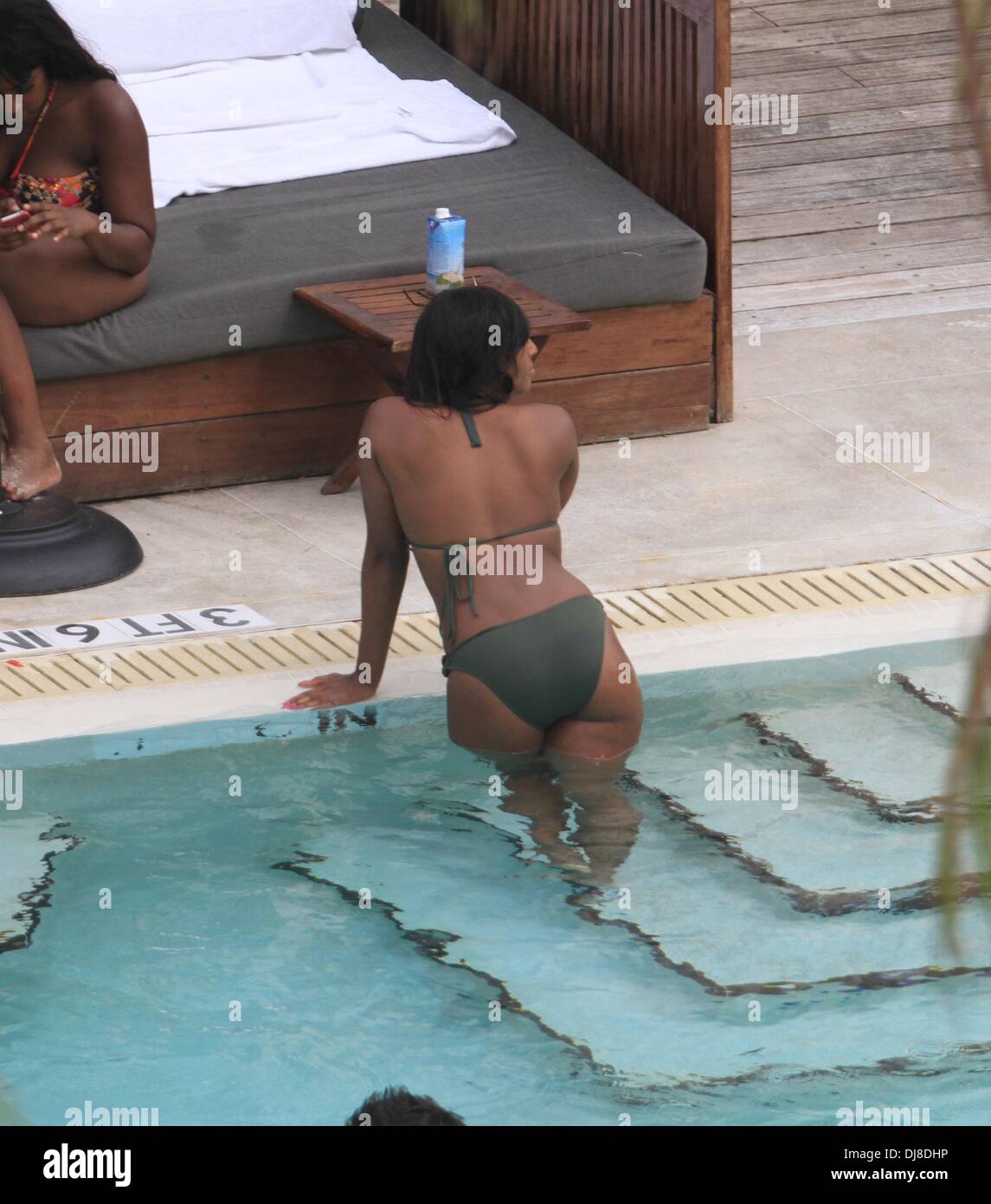 Alexandra Burke muestra su bikini clad en un cuerpo de dos piezas de color verde militar como Ella toma un chapuzón en la piscina. Miami Beach, Florida - 26.06.2012 Foto de stock