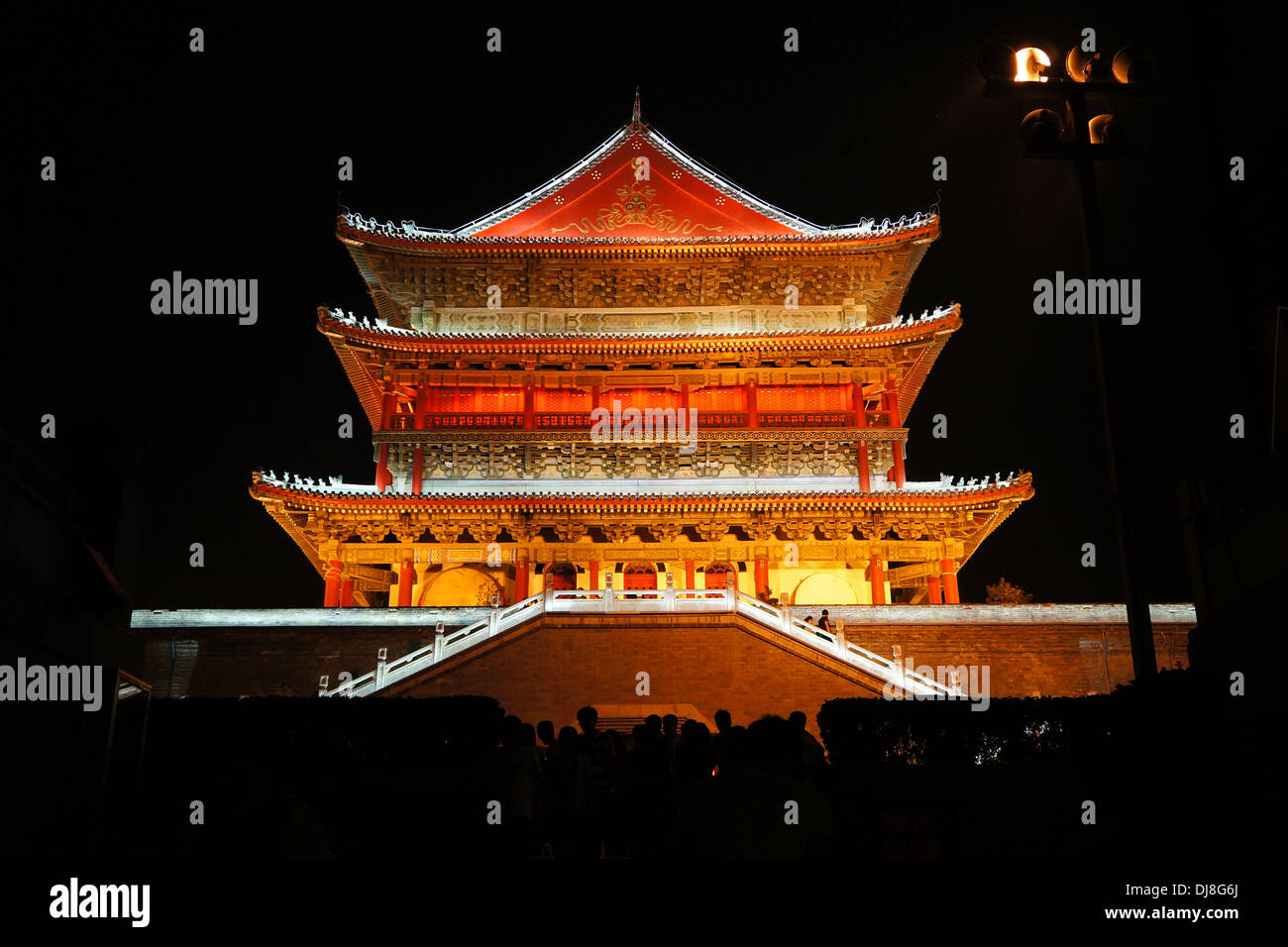 Xi'an la torre del tambor por la noche, Xi'an, China Foto de stock