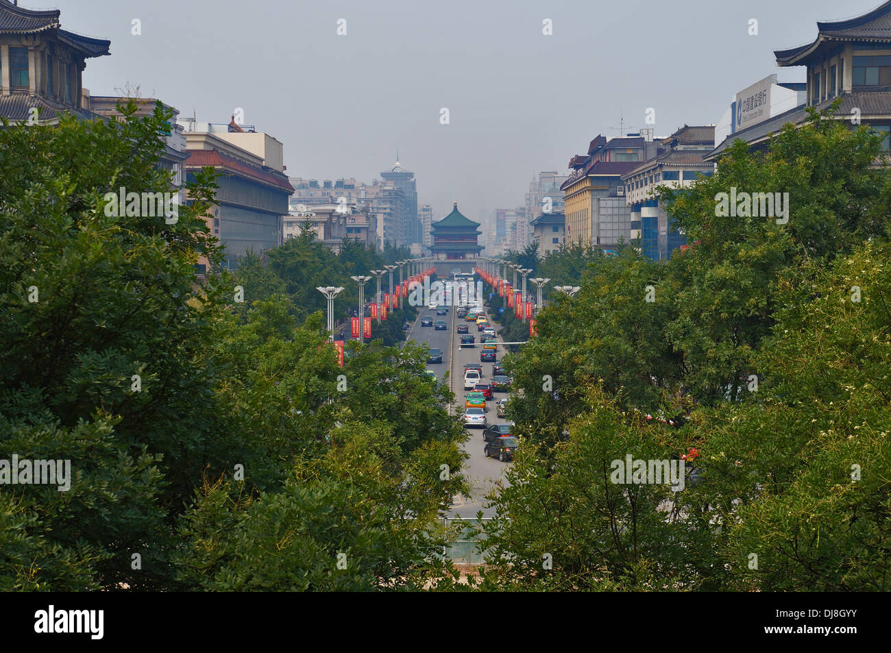 Vista de la torre del campanario de la muralla de la ciudad de Xi'an, China Foto de stock