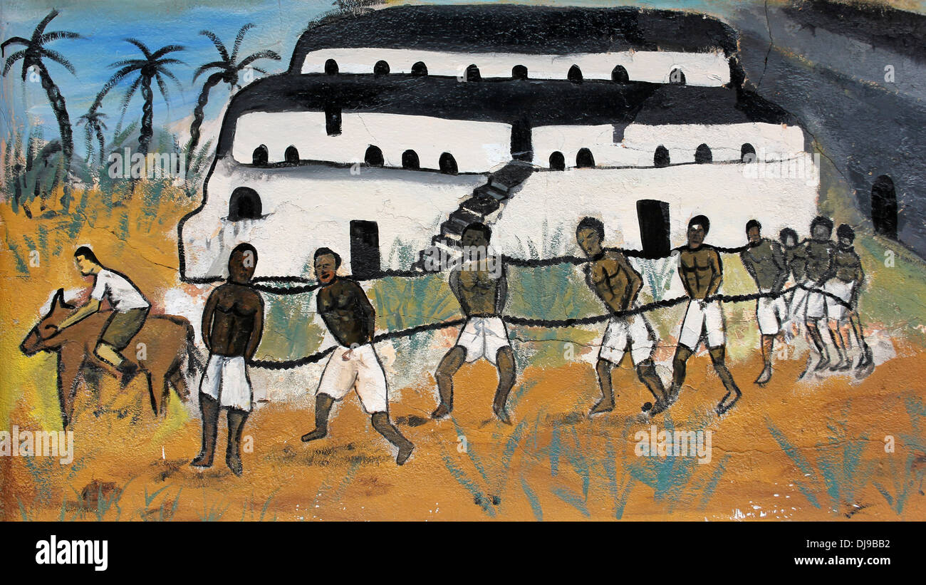 Un Mural que encadenados y esposados esclavos dirigiéndose a los barcos de esclavos, Ghana, África occidental Foto de stock