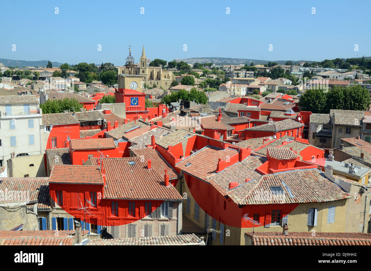 Vista sobre Salon de Provence o Salon-de-Provence instalación de Arte Rojo pintado por Felice Varini Provence France Foto de stock